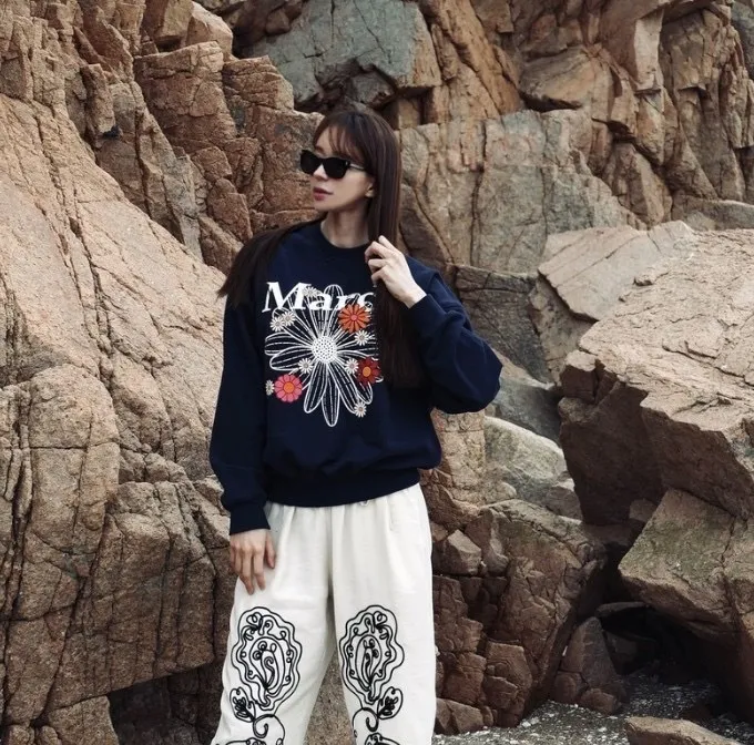 Mardi Mercredi  |Flower Patterns Unisex Logo Hoodies & Sweatshirts